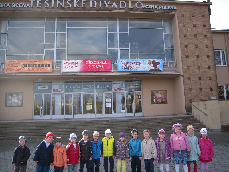 przed teatrem.JPG